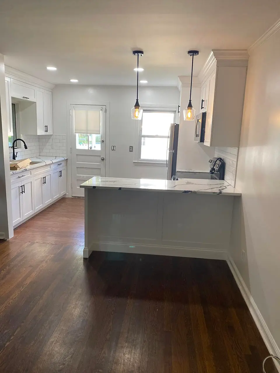 White shaker kitchen with peninsula